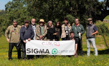 Fotógrafos capturando el Toro Bravo en la dehesa  26-04-2025